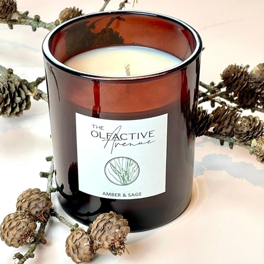 AMBER & SAGE Duftkerze – luxuriöse Duftkerze im Glas mit Deckel