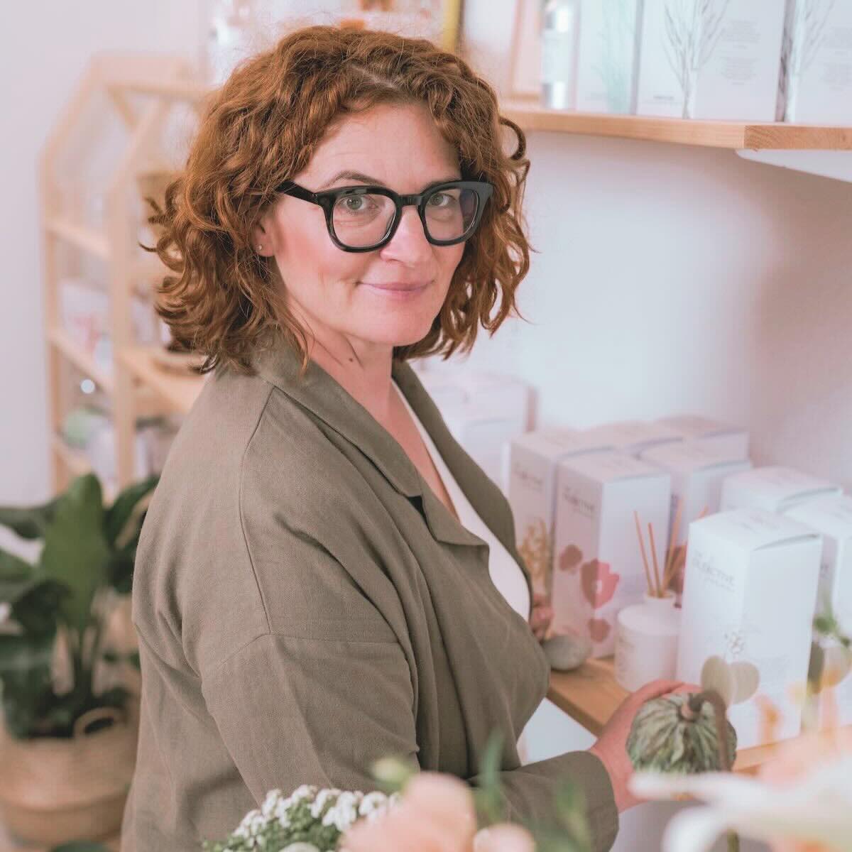 Melanie, Gründerin von The Olfactive Avenue, in ihrer Manufaktur für exklusive Duftkerzen, Raumdüfte und Bio-Raumsprays.