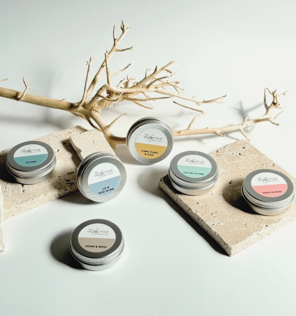 Mini-Duftkerzen Discovery Set von The Olfactive Avenue mit sechs natürlichen Duftproben – ideal zum Kennenlernen aller Raumdüfte.
