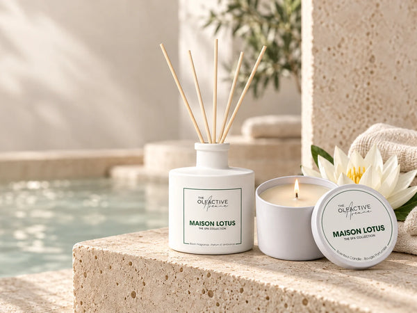 Maison Lotus Raumduft und Duftkerze aus der Spa Collection von The Olfactive Avenue am Spa-Pool mit Lotusblüte und Handtüchern