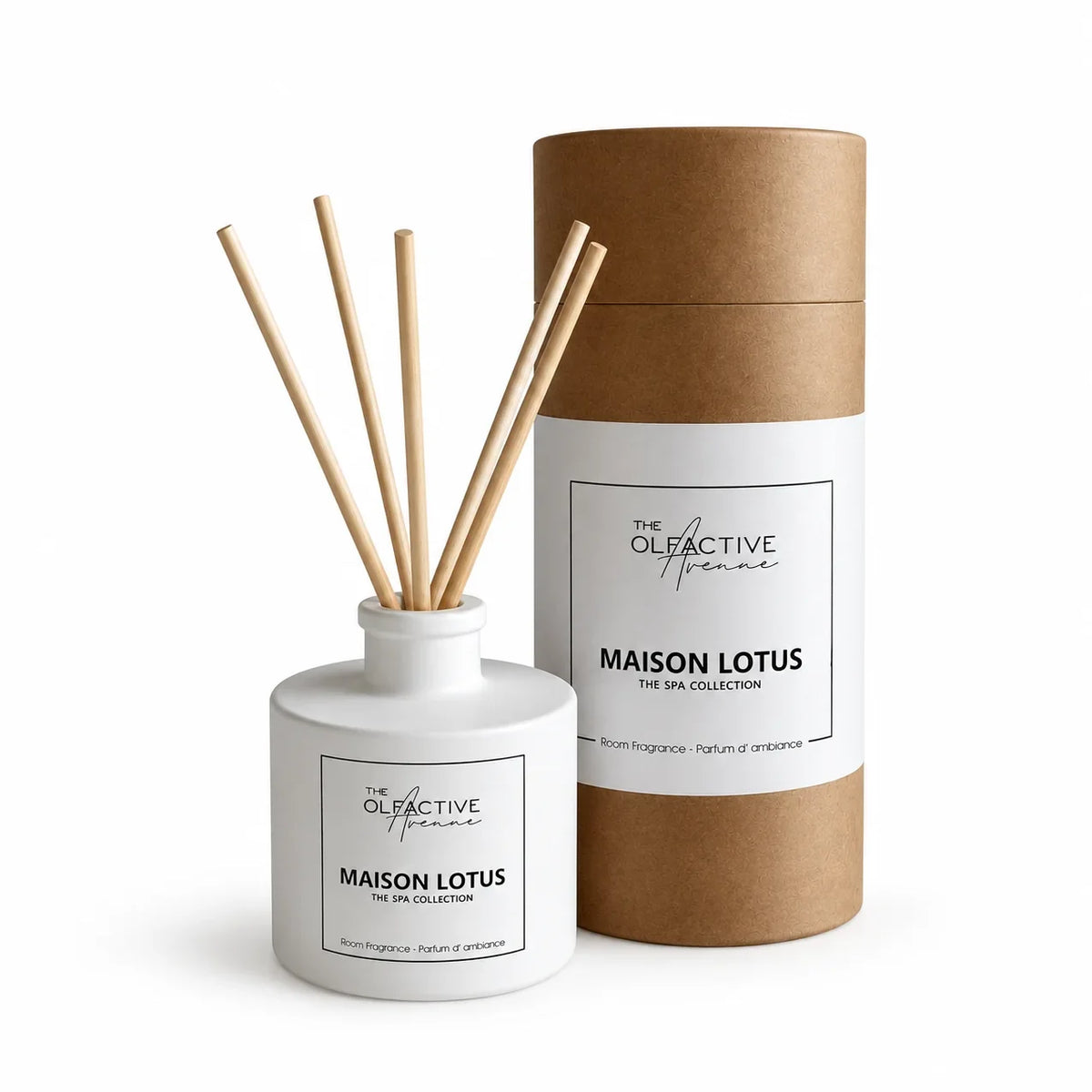 Maison Lotus Raumduft aus der Spa Collection von The Olfactive Avenue – weißer Diffuser mit Rattanstäbchen neben der runden Kraftpapier-Verpackung