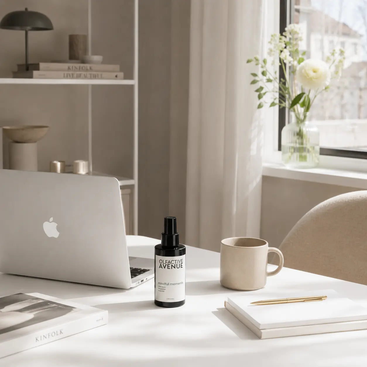 Mindful Moments Bio-Raumspray von The Olfactive Avenue auf einem hellen Schreibtisch mit Laptop, Notizbuch und ruhiger Home-Office-Atmosphäre.