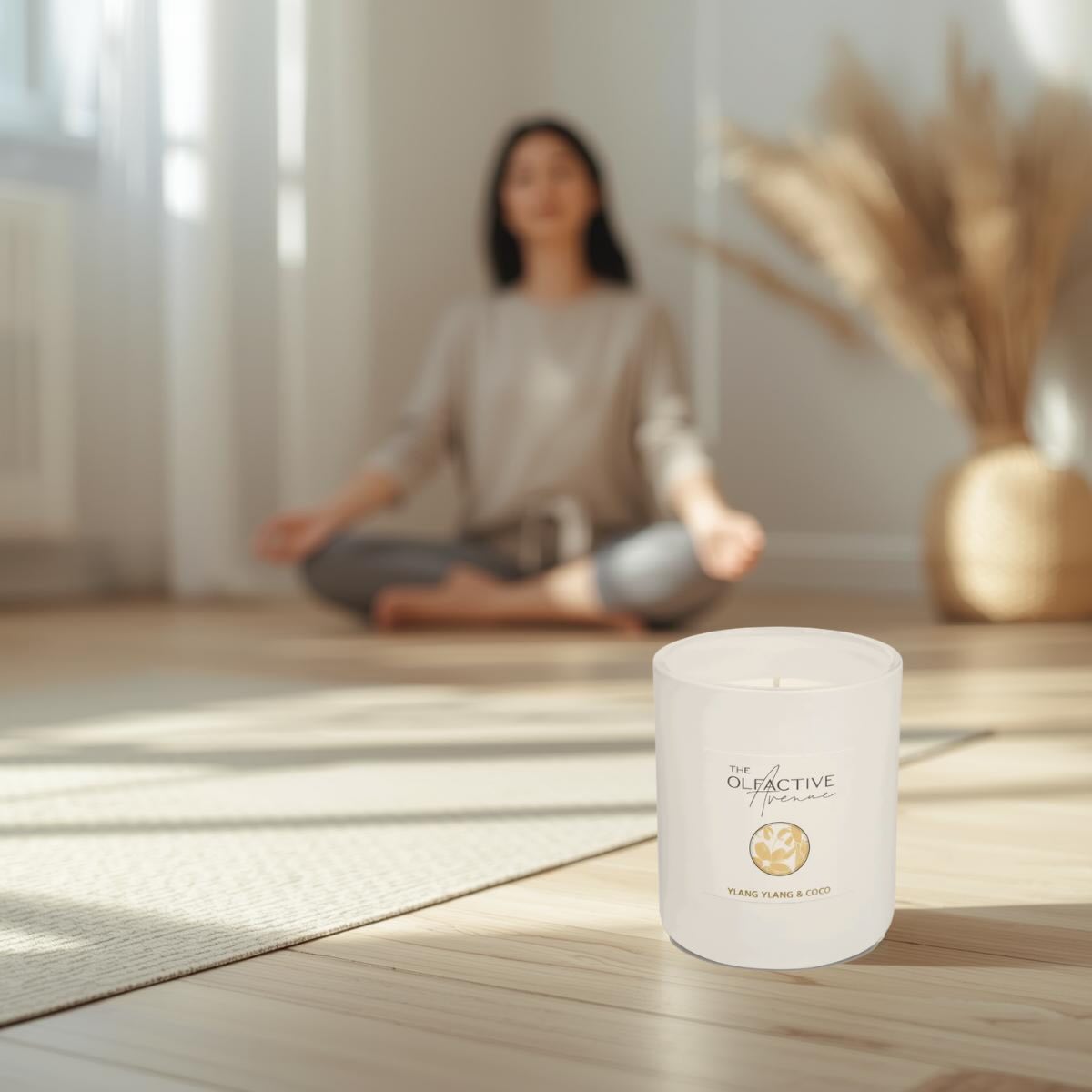 Premium Duftkerze aus Rapswachs neben Yogamatte, helles skandinavisches Zimmer, warmes Sonnenlicht.
