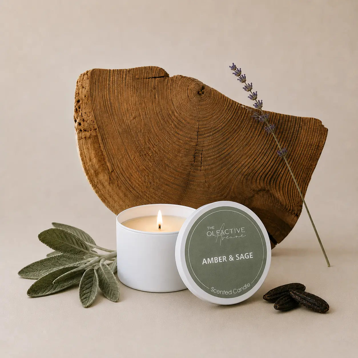 Amber & Sage Travel Candle von The Olfactive Avenue mit Salbei, Lavendel, Tonkabohnen und natürlicher Holzstruktur, Premium Duftkerze handgegossen in Deutschland.