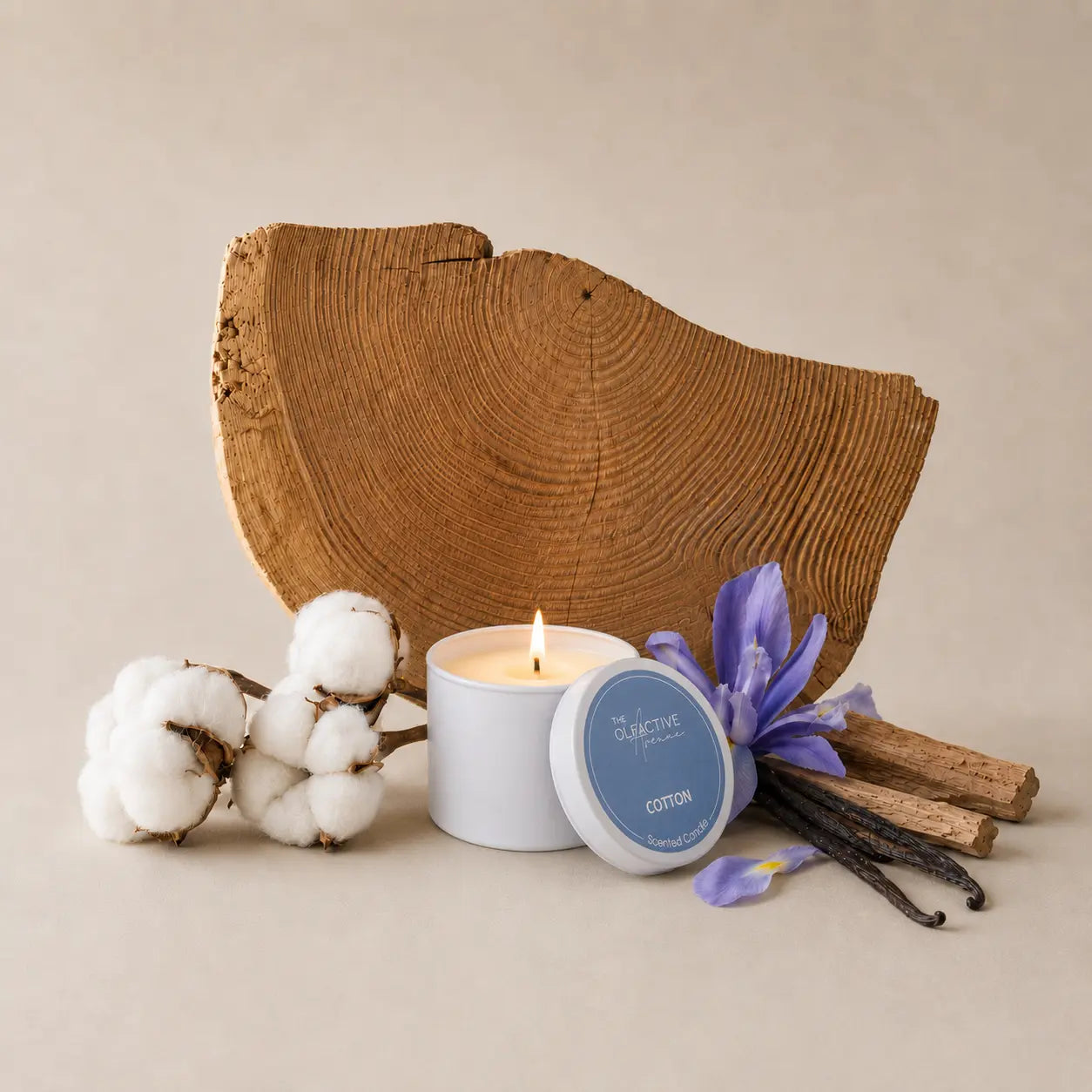Brennende Cotton Travel Candle von The Olfactive Avenue mit Baumwolle, Iris, Holz und Vanille, frische Premium Duftkerze handgegossen in Deutschland.