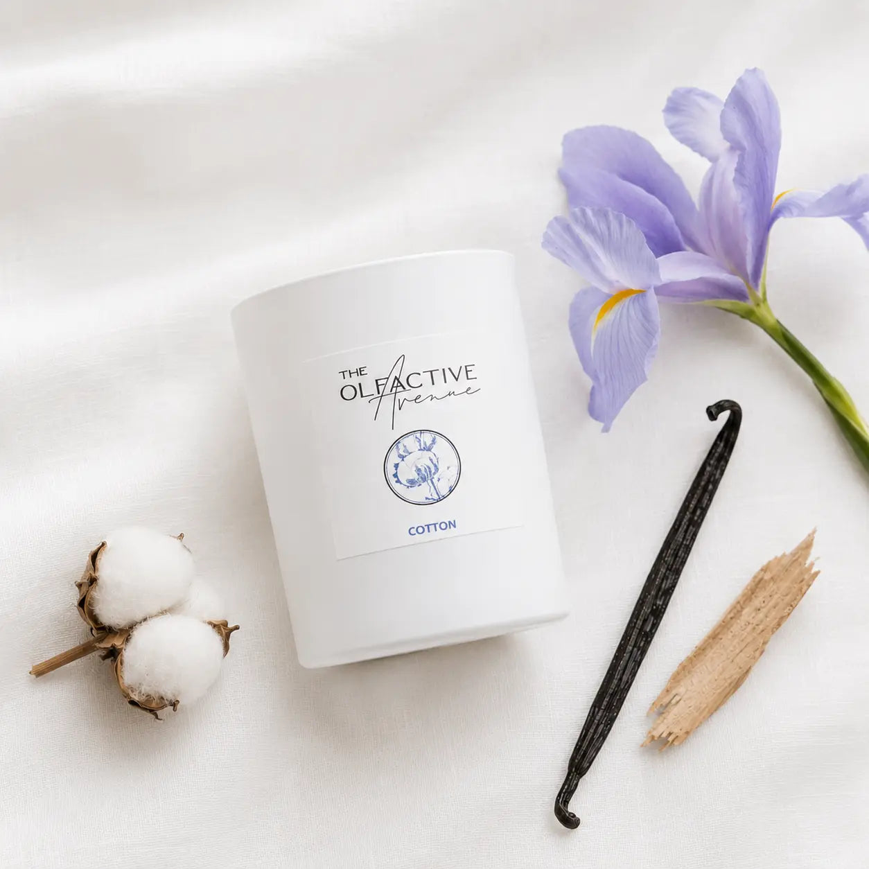 Duftkerze Cotton von The Olfactive Avenue — Flatlay mit Baumwolle, Iris und Vanilleschote