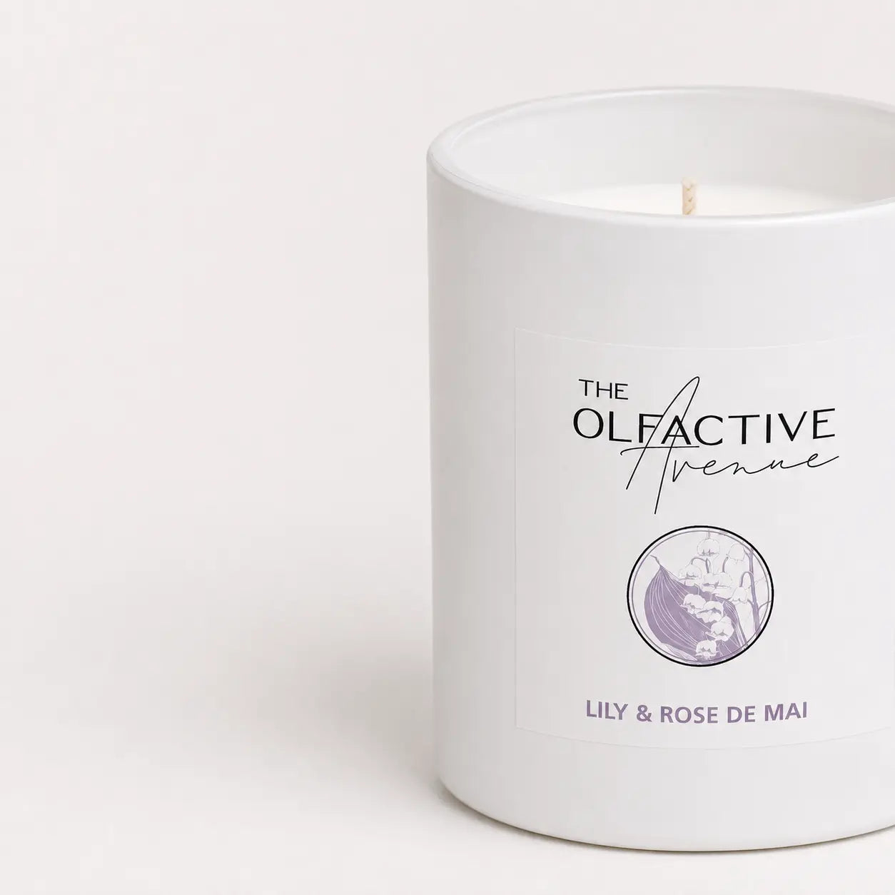 Duftkerze Lily & Rose de Mai von The Olfactive Avenue — Labeldetail auf weißem Glas