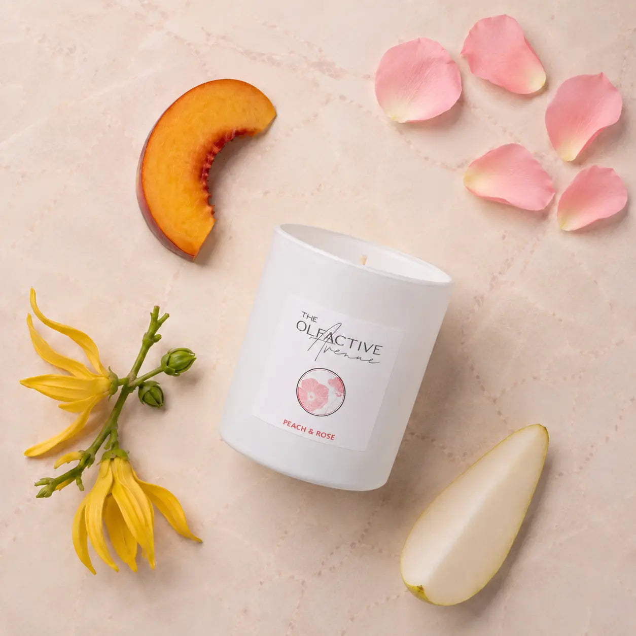 Duftkerze Peach & Rose von The Olfactive Avenue — Flatlay mit Pfirsich, Rose und Blüten