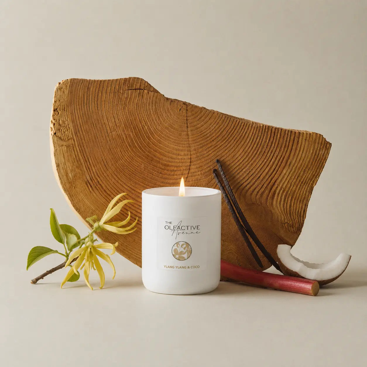 Duftkerze Ylang Ylang & Coco von The Olfactive Avenue — brennend mit Kokos und Vanille