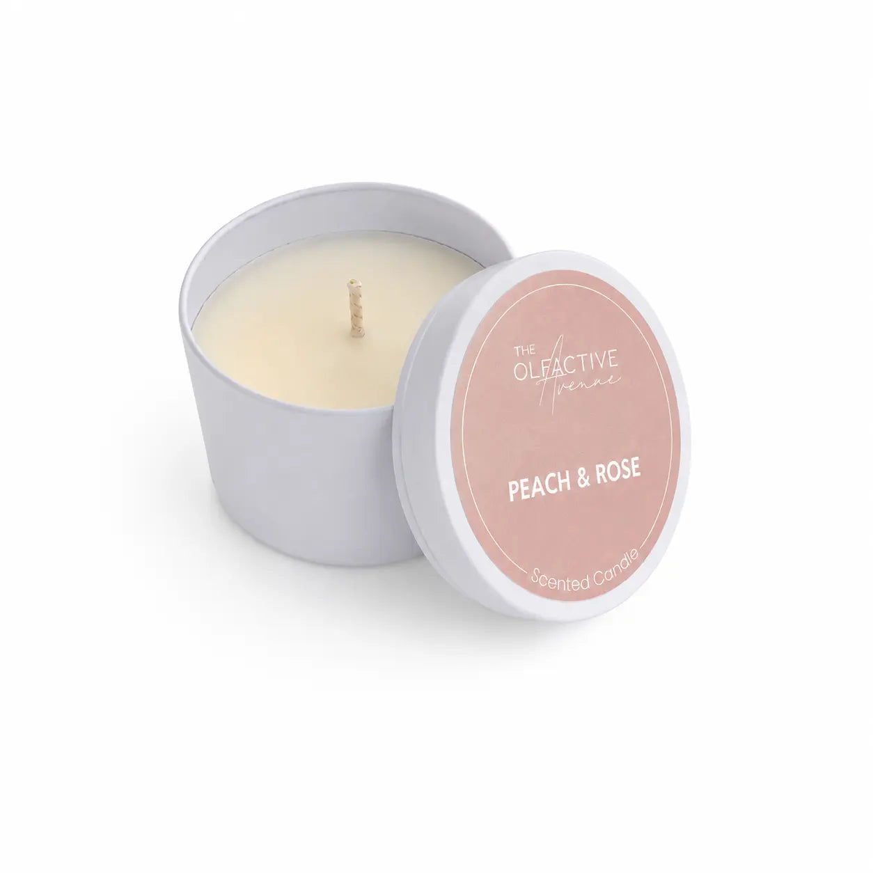 Peach & Rose Travel Candle von The Olfactive Avenue im weißen Döschen mit rosa Deckel, kompakte Duftkerze aus Deutschland mit Pfirsich- und Rosenduft.