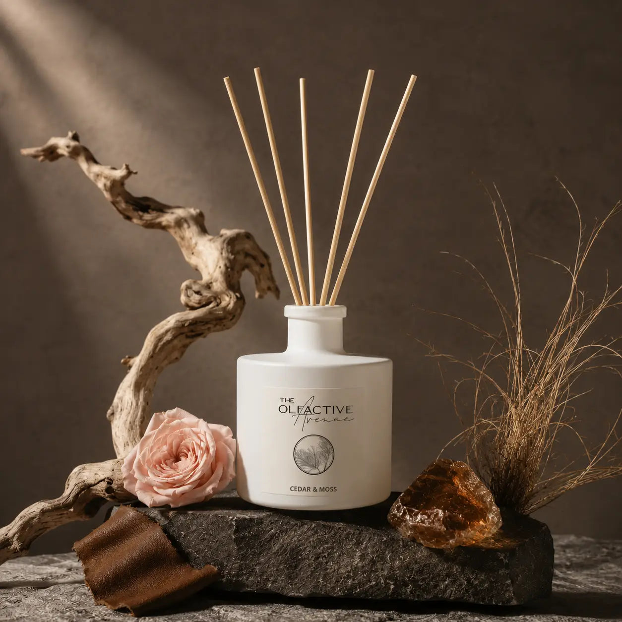 Raumdiffuser Cedar & Moss von The Olfactive Avenue — mit Holz, Rose und warmem Duft aus Grasse