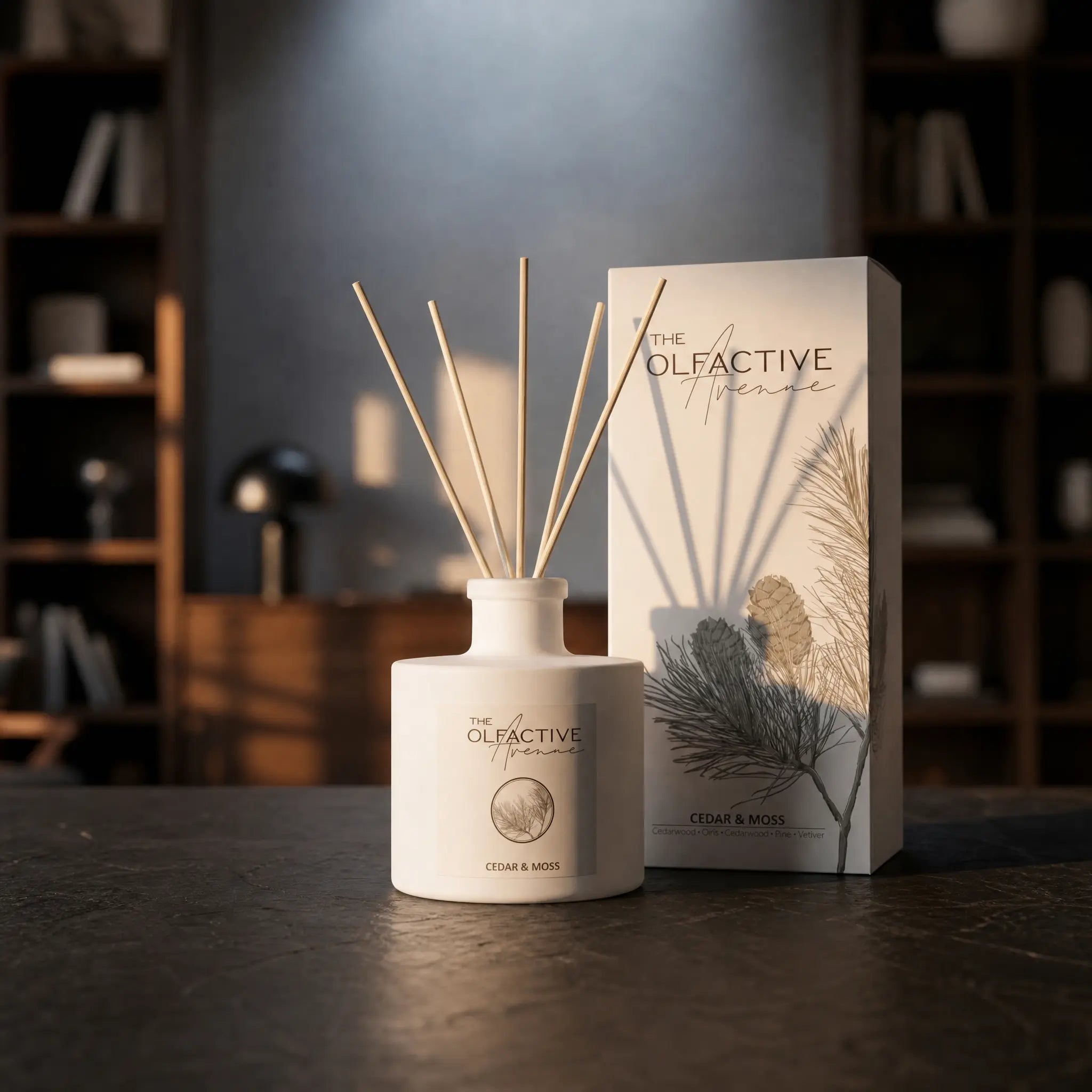 Raumdiffuser Cedar & Moss von The Olfactive Avenue — mit Verpackung im dunklen Wohnambiente