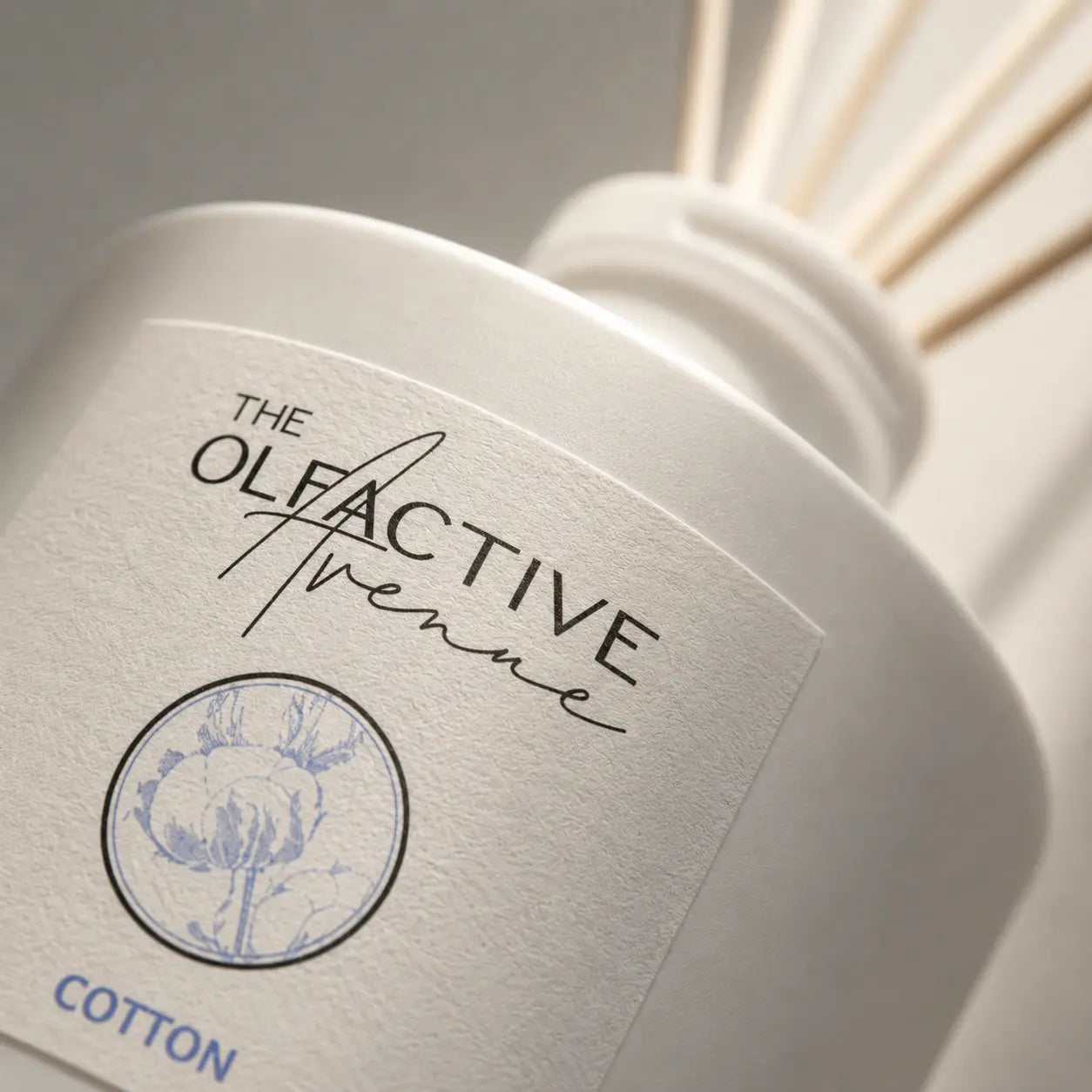 Raumdiffuser Cotton von The Olfactive Avenue — Nahaufnahme von Label, Glas und Stäbchen