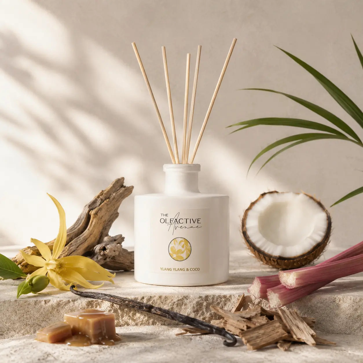 Ylang Ylang & Coco Raumdiffuser von The Olfactive Avenue mit Ylang-Ylang-Blüte, Kokosnuss, Vanille und Rhabarber