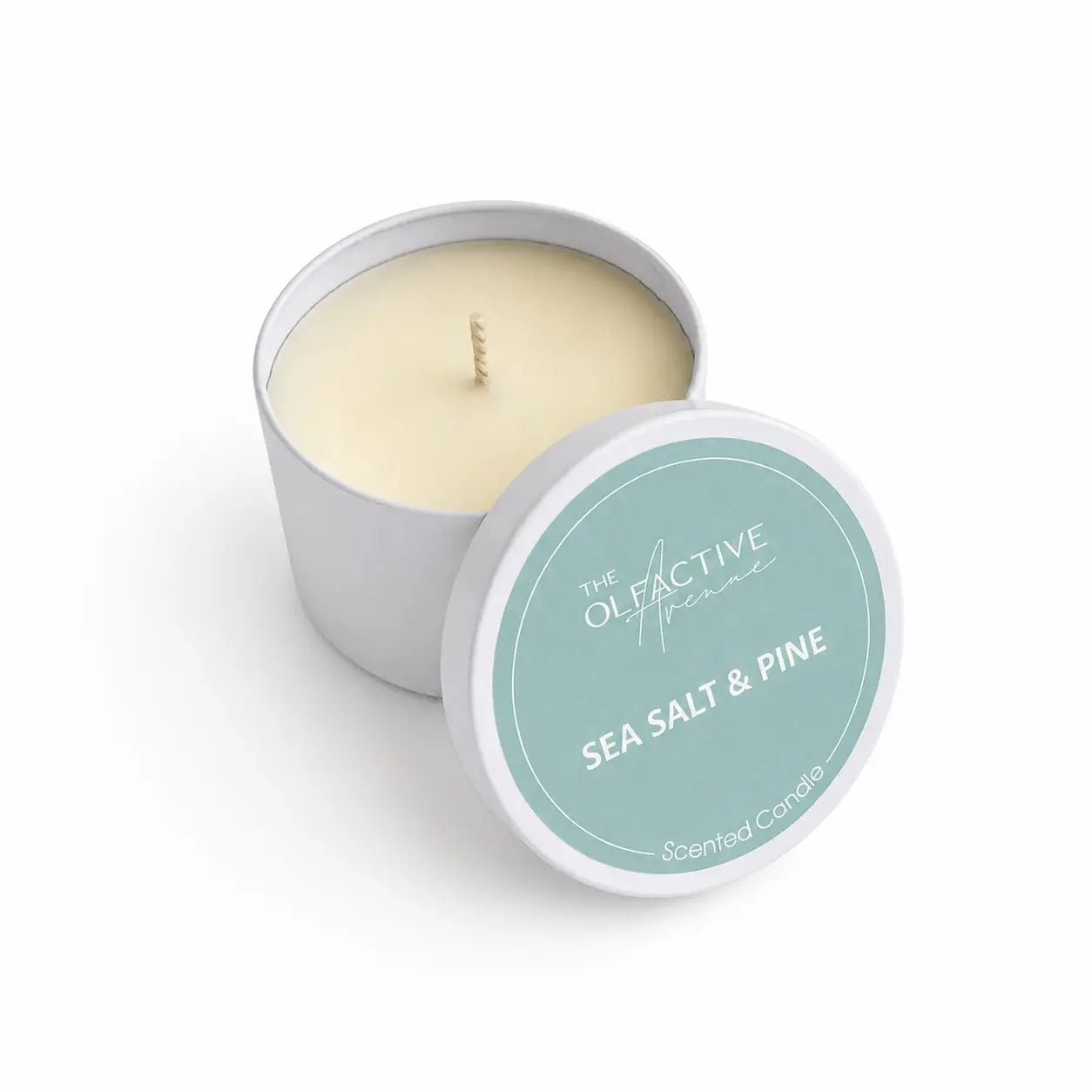 Weiße Sea Salt & Pine Travel Candle von The Olfactive Avenue mit hellblauem Deckel, cremigem Wachs und Docht auf weißem Hintergrund.