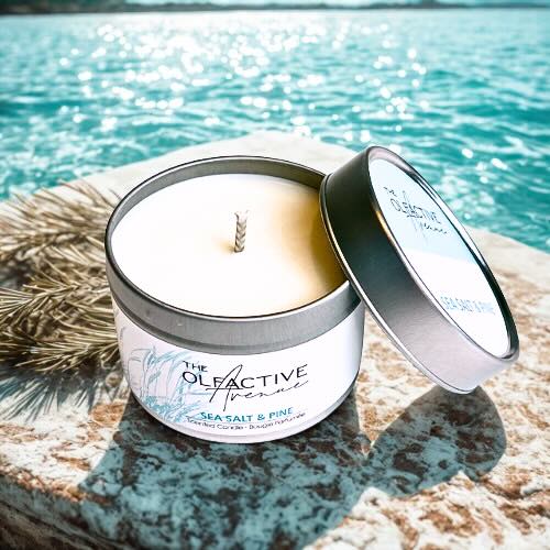 Sea Salt & Pine Travel Candle von The Olfactive Avenue als Gratis-Zugabe ab 69 € Bestellwert – liebevoll ins Paket gelegt, natürlich & handgegossen.