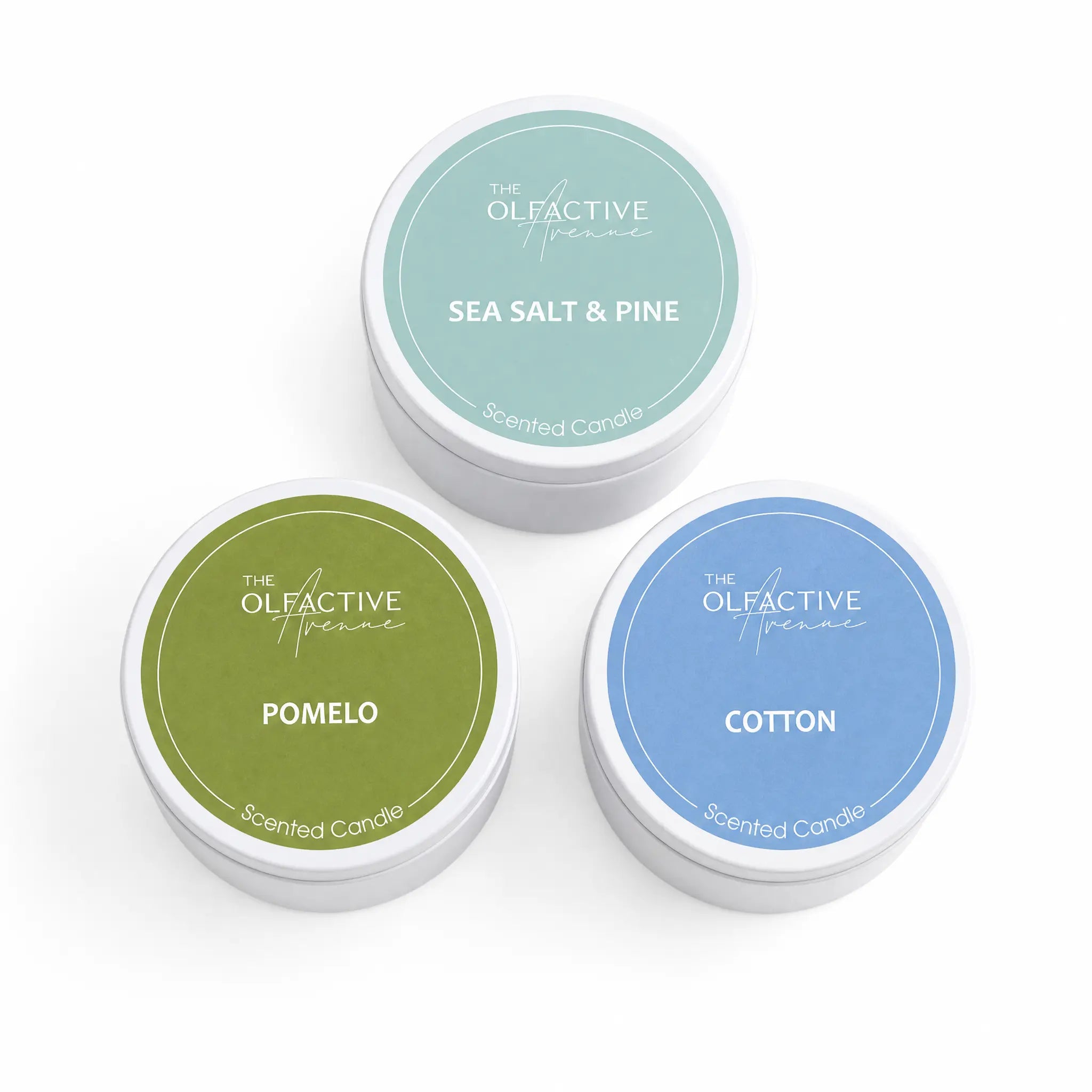 3er Travel Candle Bundle von The Olfactive Avenue mit Sea Salt & Pine, Cotton und Pomelo. Die kleinen Duftkerzen kombinieren maritime Frische, reine Baumwollnoten und zitrische Leichtigkeit für ein klares, natürliches Wohngefühl.