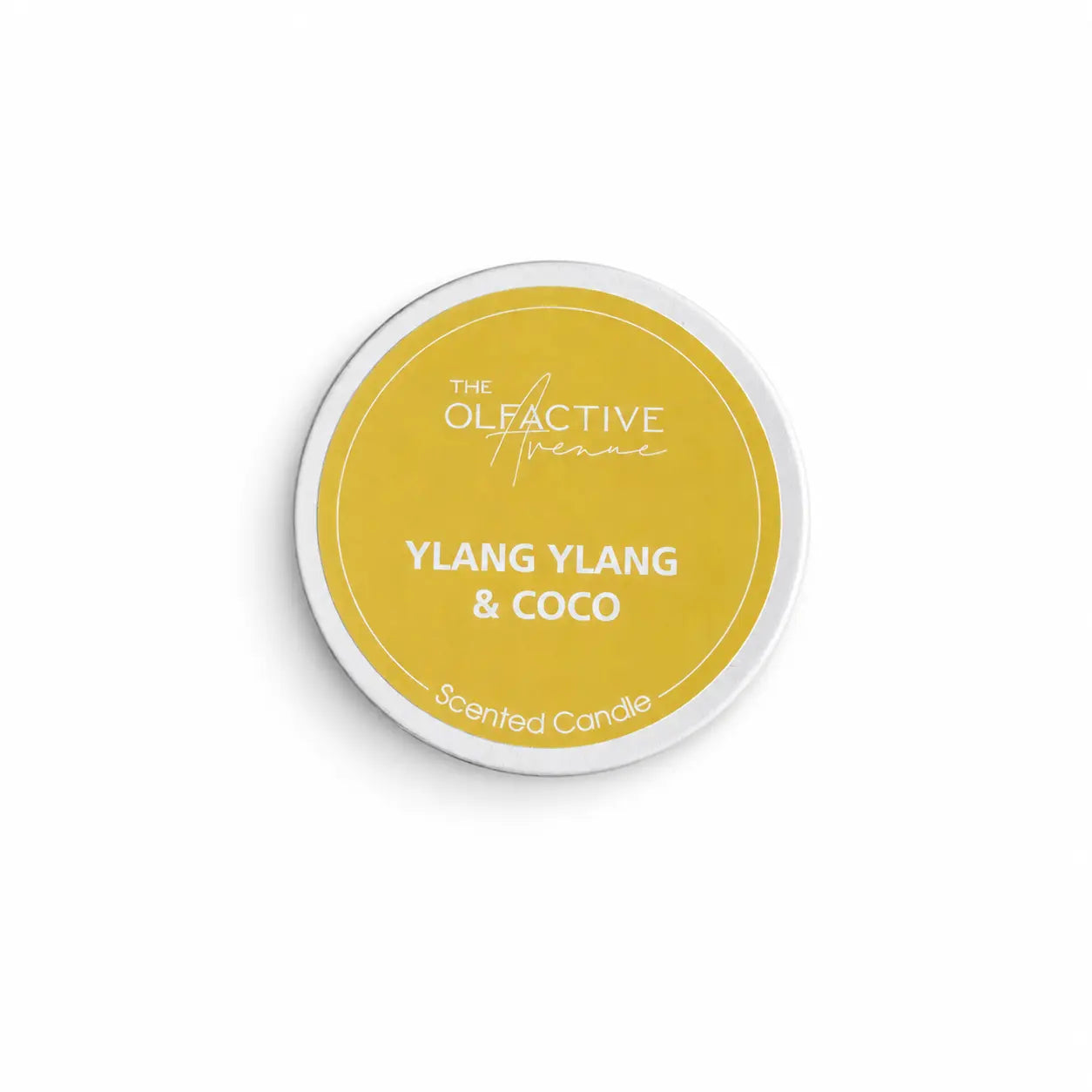 Deckel der Ylang Ylang & Coco Travel Candle von The Olfactive Avenue auf weißem Hintergrund, tropisch-warmer Duft als kleine Duftkerze aus Deutschland.