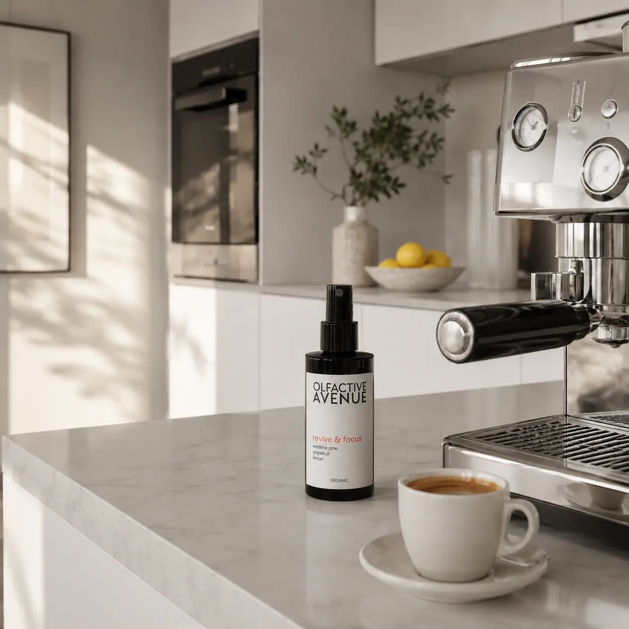 Bio-Raumspray Revive & Focus von The Olfactive Avenue mit Kiefernzapfen und Zitronenschale auf Stein-Podest – Atmosphère Energie & Fokus. [KI]