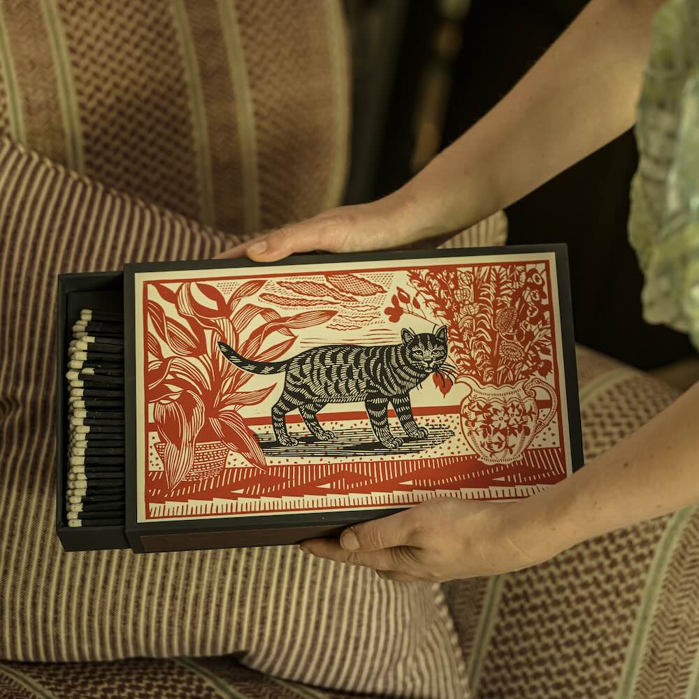 Die Archivist Streichholzbox „Sacha“ in der Hand gehalten – zeigt die großzügige Größe und das kunstvolle Design mit detailreichem Blumenmotiv.