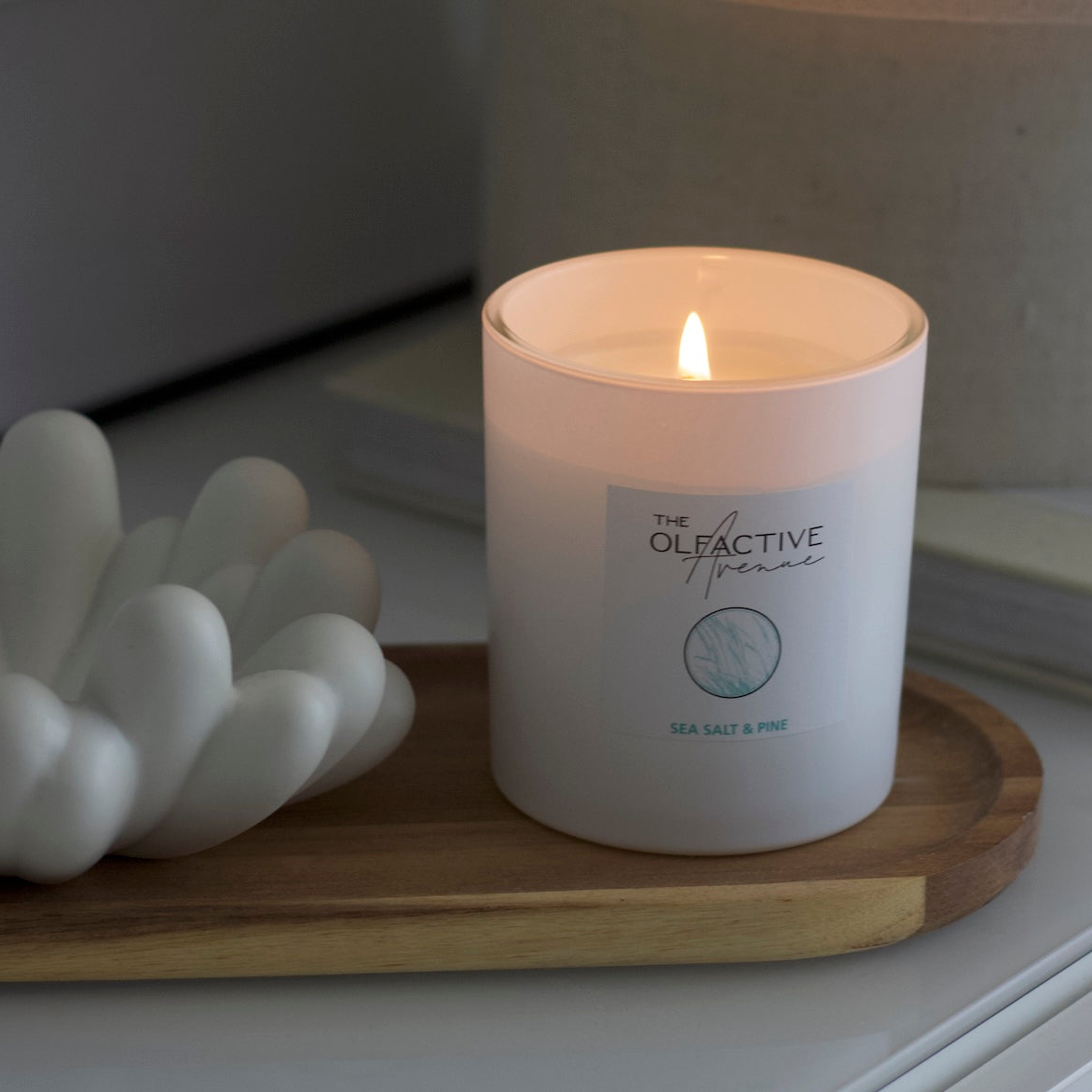 Sea Salt & Pine veggie Duftkerze auf einem Holztablett
