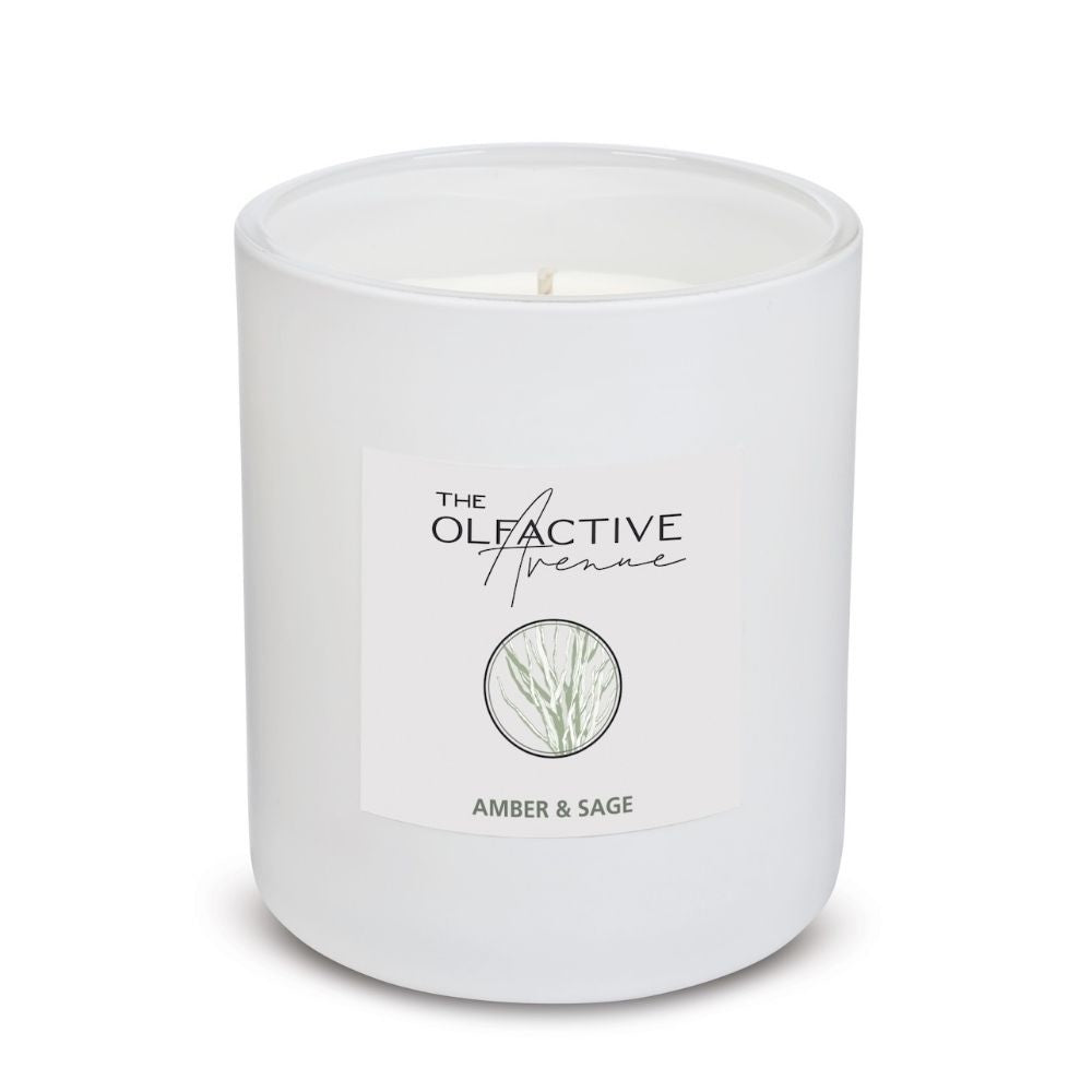 The Olfactive Avenue Amber & Sage Duftkerze im weißen Glas ohne Deckel – minimalistisch und elegant.