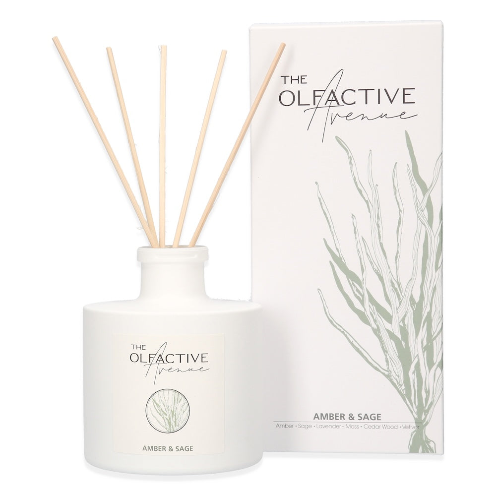 The Olfactive Avenue Amber & Sage Raumduft im weißen Flakon mit Verpackung – luxuriös, naturverbunden, puristisch.