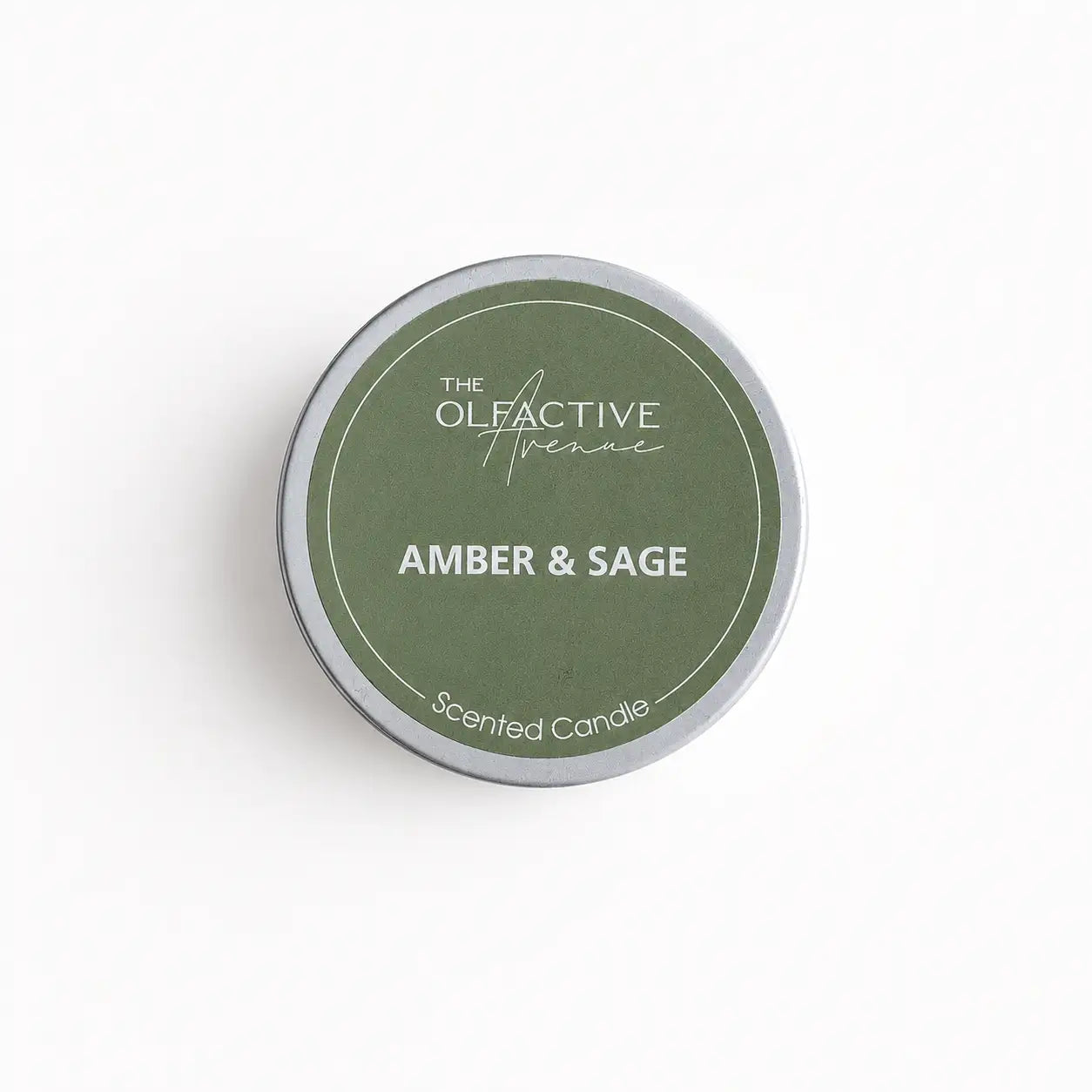 Deckel der Amber & Sage Travel Candle von The Olfactive Avenue, kompakte Duftkerze für unterwegs im minimalistischen Design.