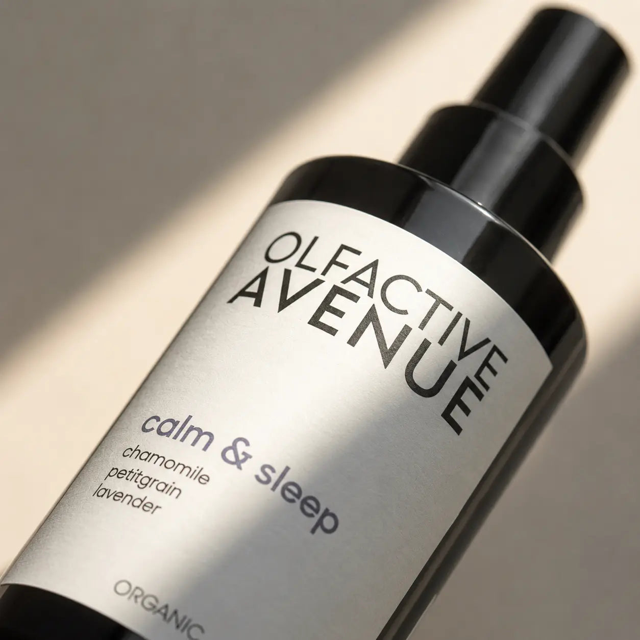 Detailaufnahme des Calm & Sleep Bio-Raumsprays von The Olfactive Avenue mit Duftnoten Lavendel, Kamille und Petitgrain.