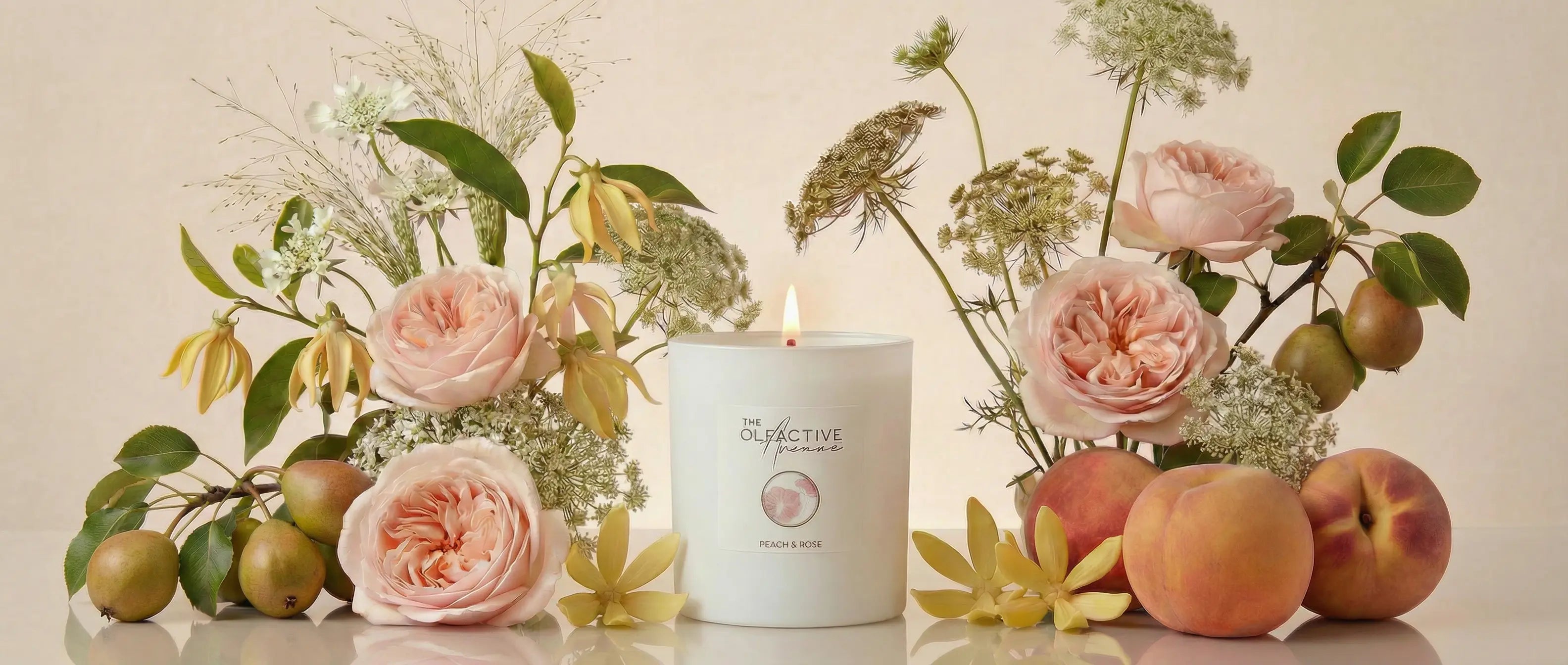 Handgegossene Duftkerze Peach & Rose von The Olfactive Avenue – Parfümöl aus Grasse, Raps-Kokos-Wachs, 55 Stunden Brenndauer