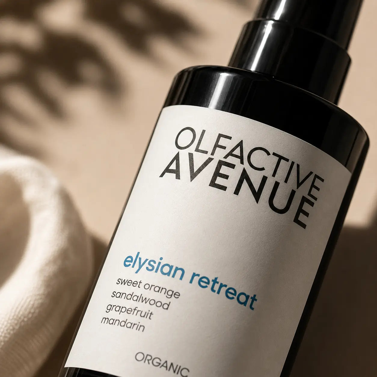 Detailaufnahme des Elysian Retreat Bio-Raumsprays von The Olfactive Avenue mit Duftnoten Sweet Orange, Sandelholz, Grapefruit und Mandarin. [KI]