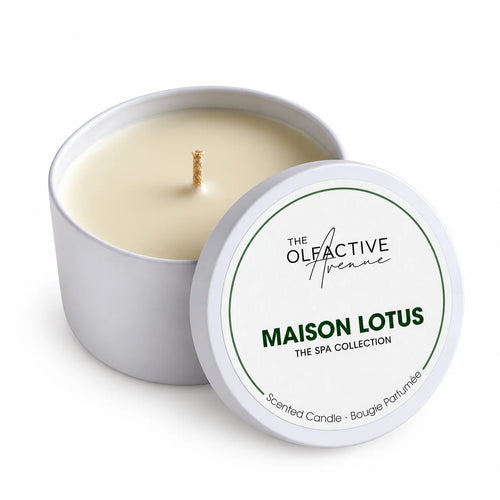 Maison Lotus Duftkerze 200 g in geöffneter weißer Dose mit Raps- und Kokoswachs, The Spa Collection von The Olfactive Avenue