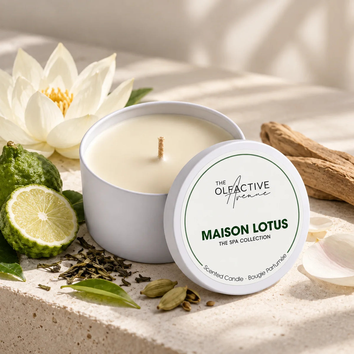 Maison Lotus Duftkerze 200 g von The Olfactive Avenue – weiße Dose mit Raps- und Kokoswachs, daneben Lotusblüte, Bergamotte, Kardamom und grüner Tee, The Spa Collection [KI]