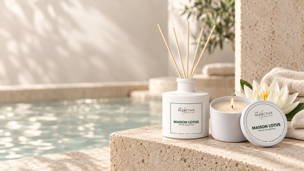 Maison Lotus Raumduft mit Rattanstäbchen und brennende Maison Lotus Duftkerze in der weißen Dose auf Travertin am Spa-Pool, The Spa Collection von The Olfactive Avenue