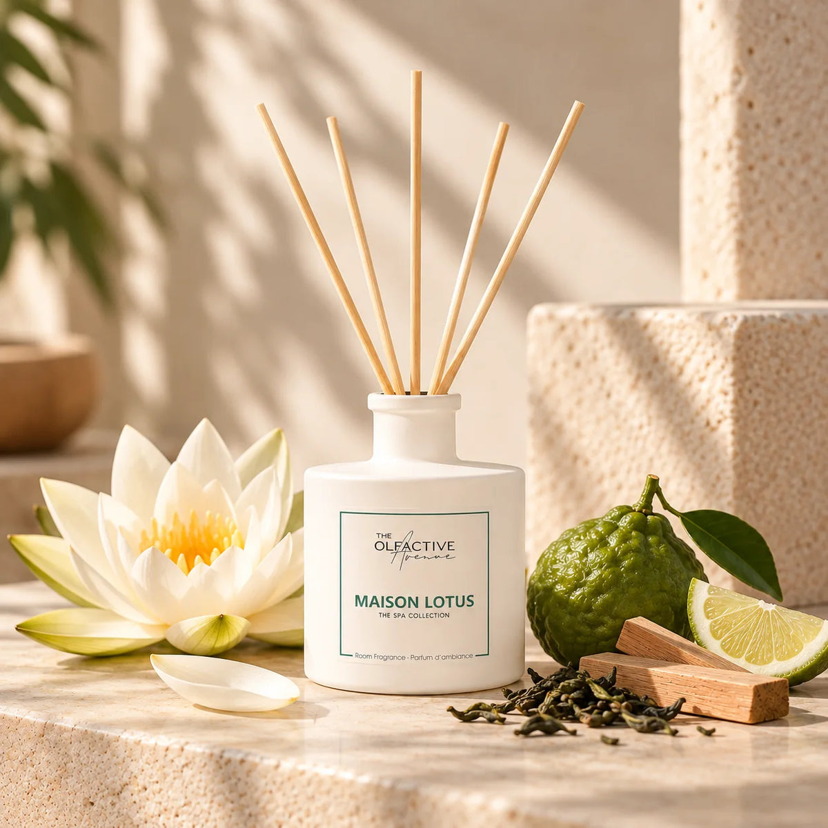 Maison Lotus Raumduft 200 ml von The Olfactive Avenue – weiße Diffuser-Flasche mit fünf Rattanstäbchen, Lotusblüte, Bergamotte, grüner Tee und Sandelholz, The Spa Collection [KI]