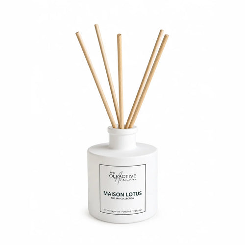 Maison Lotus Raumduft von The Olfactive Avenue – weiße Diffuser-Flasche mit fünf Rattanstäbchen, The Spa Collection