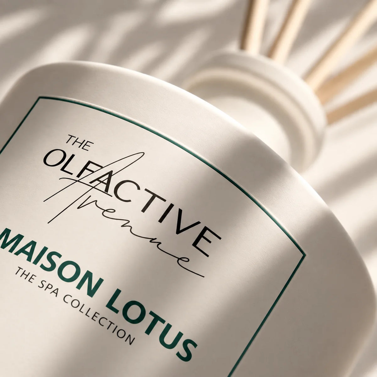 Etikett des Maison Lotus Raumdufts von The Olfactive Avenue in Nahaufnahme – The Spa Collection, Room Fragrance [KI]