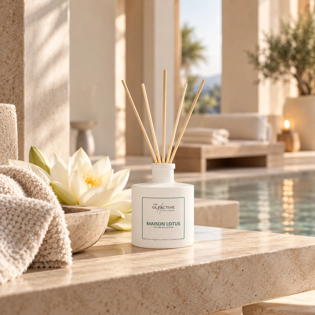 Maison Lotus Raumduft von The Olfactive Avenue auf hellem Stein am Pool, Spa-Atmosphäre, The Spa Collection [KI]