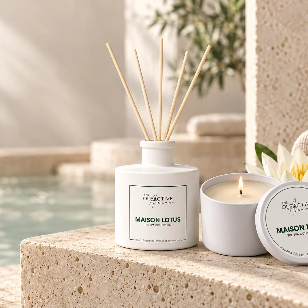 Maison Lotus Set: Raumduft und Duftkerze aus der Spa Collection von The Olfactive Avenue am Spa-Pool mit Lotusblüte und Handtüchern