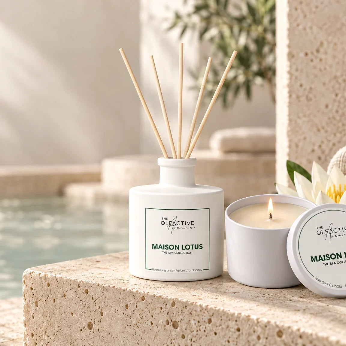 Maison Lotus Set: Raumduft und Duftkerze aus der Spa Collection von The Olfactive Avenue am Spa-Pool mit Lotusblüte und Handtüchern [KI]