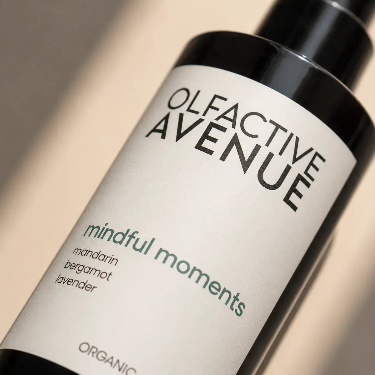 Detailaufnahme des Mindful Moments Bio-Raumsprays von The Olfactive Avenue mit Duftnoten Mandarine, Bergamotte und Lavendel.