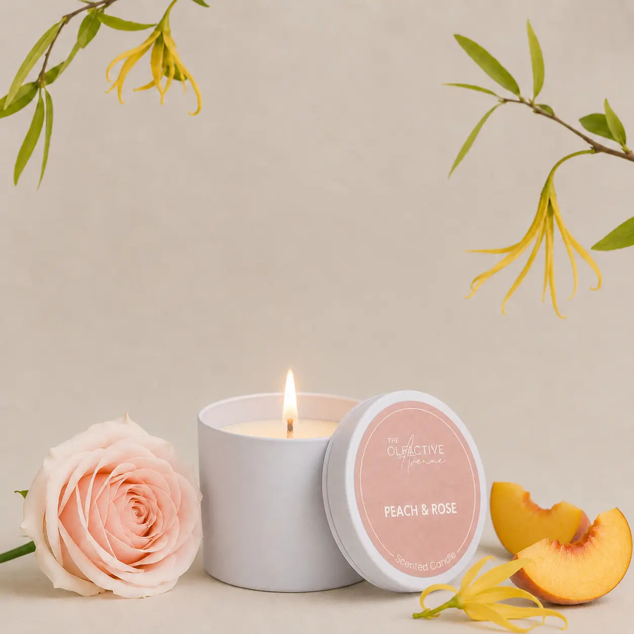 Brennende Peach & Rose Travel Candle von The Olfactive Avenue mit Rose, Pfirsich und Ylang-Ylang, hochwertige Duftkerze für florale Wohlfühlmomente.