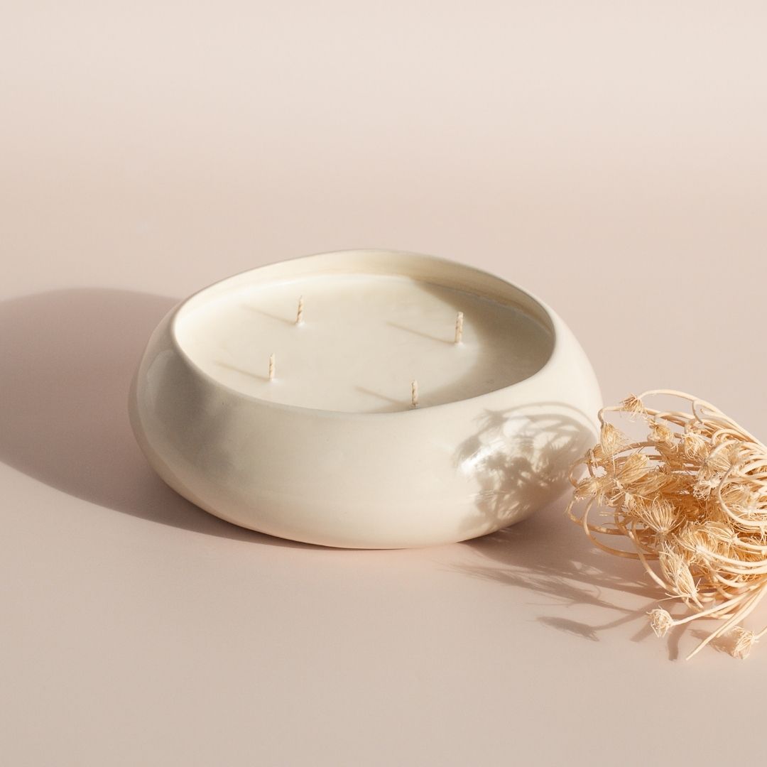 Luxuriöse 4-Docht-Kerze von The Olfactive Avenue mit Trockenblumen-Deko, symbolisiert hochwertige Manufaktur-Qualität.