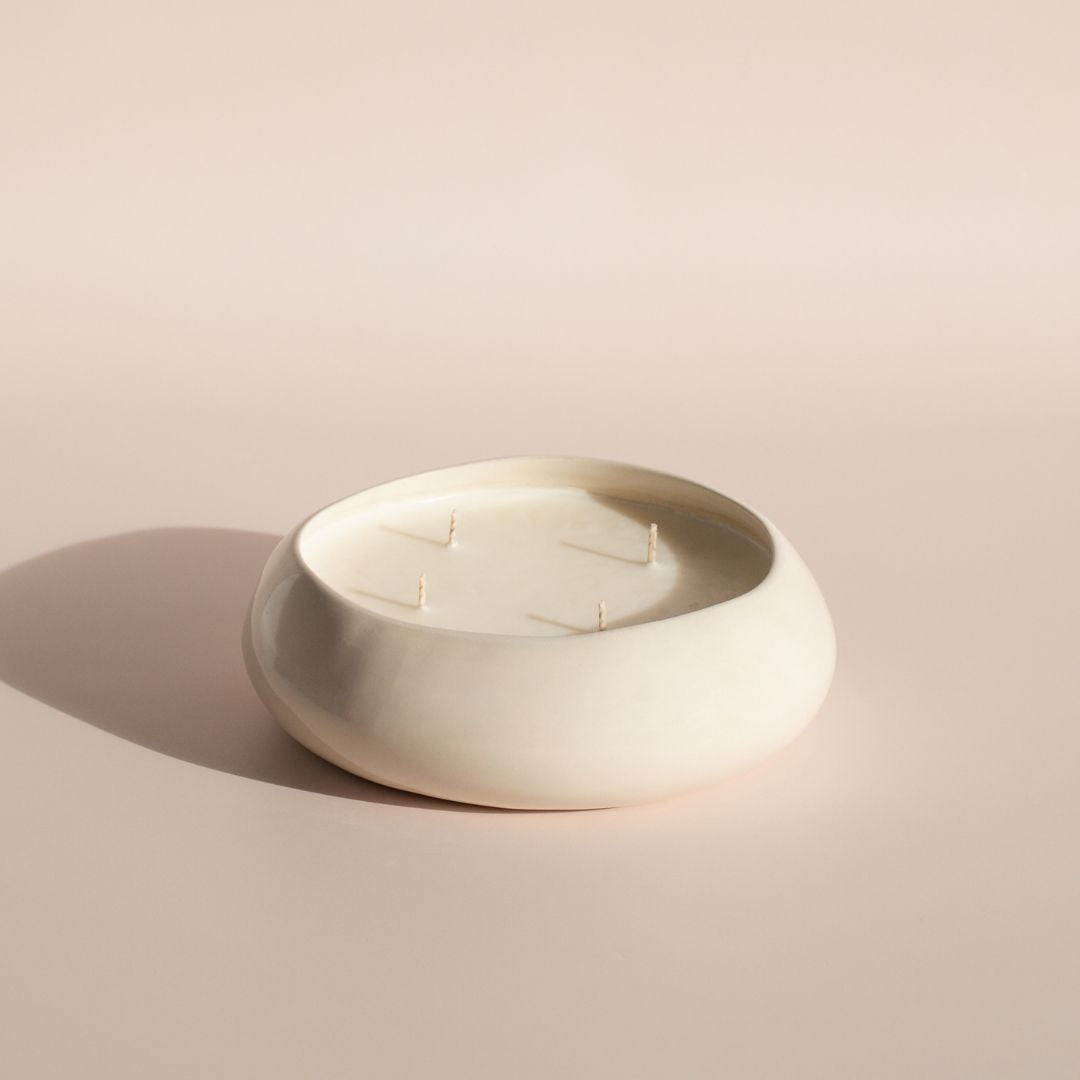 Große Signature Mehrdochtkerze (750g) in einer handgefertigten weißen Keramikschale aus Portugal vor hellem Hintergrund.