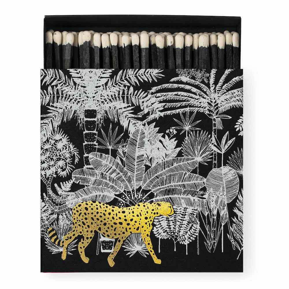 Quadratische Matchbox „Cheetah in Jungle“: schwarzer Jungle-Print mit Gold-Gepard; 125 lange Streichhölzer mit weißen Köpfen.