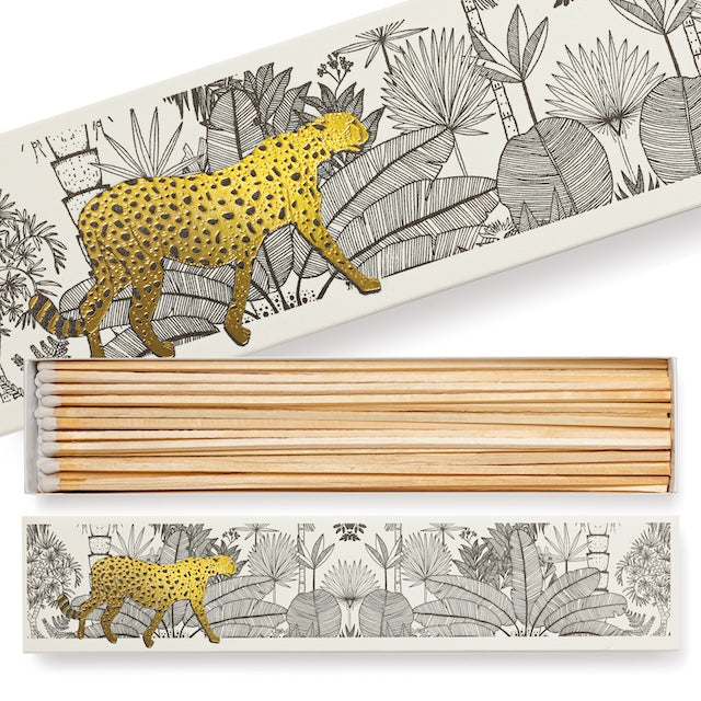 Lange Matchbox „Cheetah Jungle“: Jungle-Illustration mit goldgeprägtem Gepard; 45 Streichhölzer à 28 cm, natur mit weißen Köpfen.