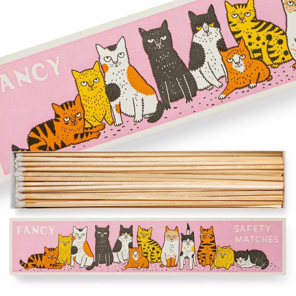 Lange Matchbox „Fancy Cats“ in Pink: 12 Katzen-Illustrationen, 45 extra-lange Streichhölzer (28 cm) mit weißen Köpfen.