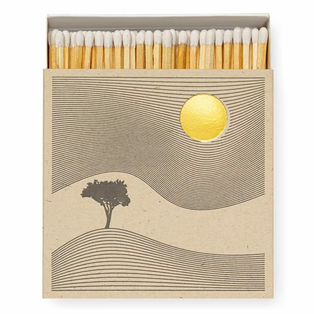 Quadratische Matchbox „One Tree Hill“: Baum auf Linienhügel, goldene Sonne; 125 lange Streichhölzer, natur mit weißen Köpfen, weißes Tray.