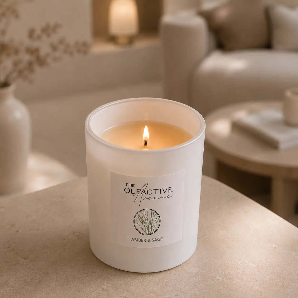 Duftkerze Amber & Sage von The Olfactive Avenue — Detail mit Flamme und Premium-Glas