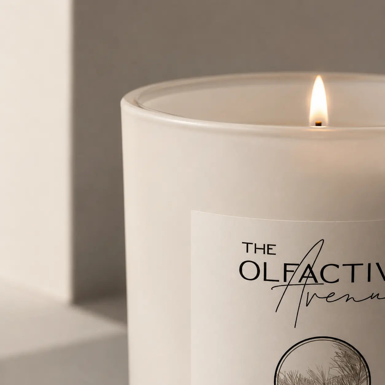Duftkerze Cedar & Moss von The Olfactive Avenue — Detail mit Flamme und mattem Glas